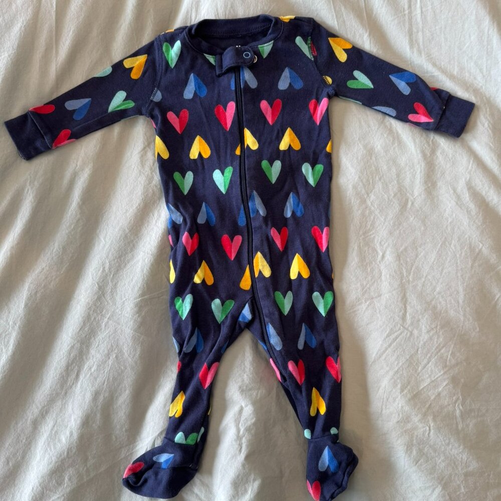 Primary Organic Zip Footie in Rainbow Paper Heart (3-6 M)